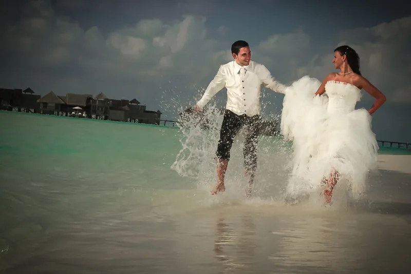 Hochzeit Malediven – Brautpaar lacht im Indischen Ozean