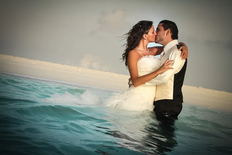 Malediven Destination Wedding – Brautpaar Hand in Hand